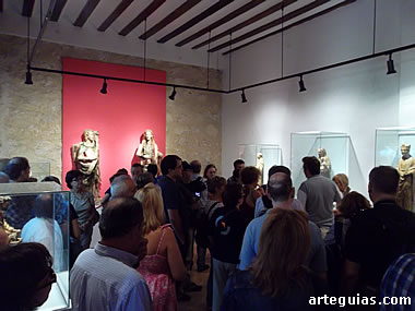 Admirando el museo del monasterio con valiosísimas piezas del siglo XIII