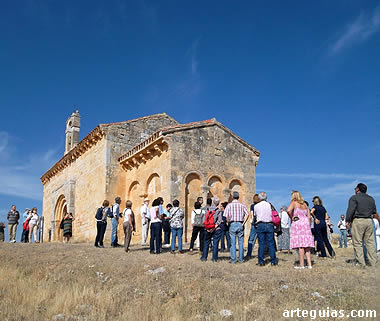 La primera visita fue a la peculiar ermita de Coruña del Conde