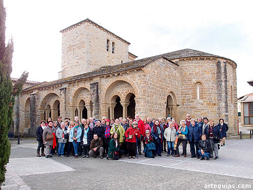 Foto de familia ante la preciosa iglesia de Gazólaz