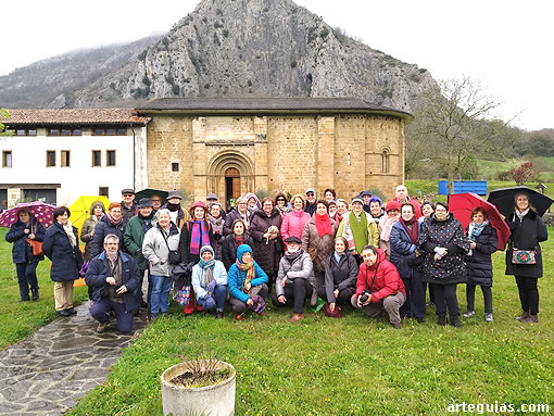 Posando ante la iglesia del antiguo Monasterio de Zamarze