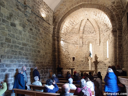 En el interior de esta ermita del Valle de Araquil