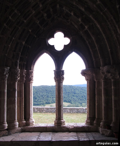 Vistas desde la galería porticada de Larumbe