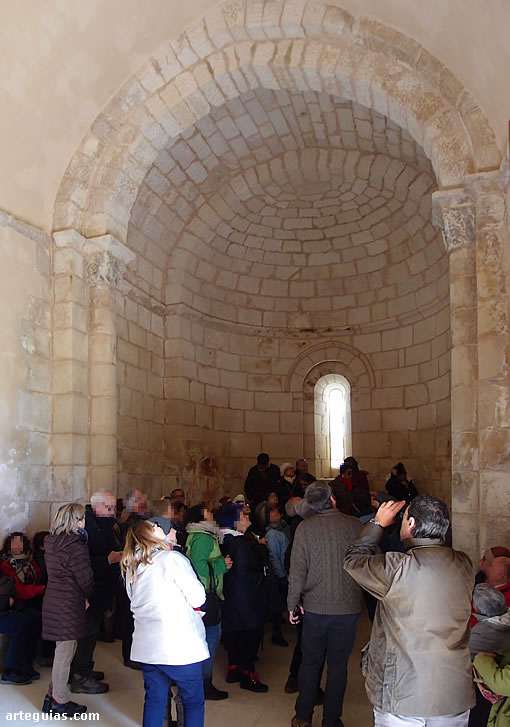 En el interior de la ermita que fue la iglesia de un despoblado