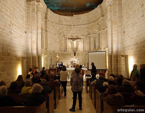 EN el interior de la iglesia de Zamartze