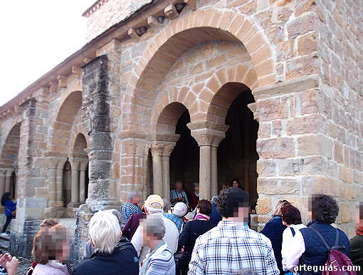Sábado por la tarde: en la iglesia porticada de Gazólaz