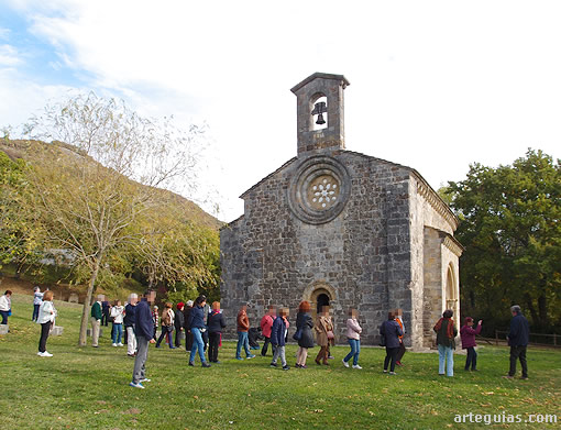 La ermita de Santiago de Itxasperri se encuentra en un lugar idílico