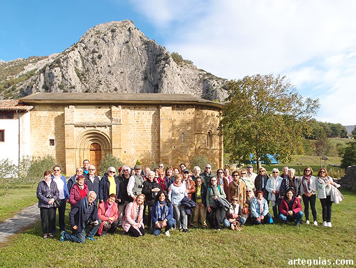 Mñana del domingo: iglesia de Zamartze en la Sierra de Aralar