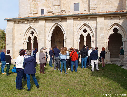 ültima visita del domingo: la iglesia porticada de Larumbe