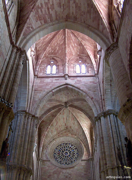 Majestuoso interior de la catedral