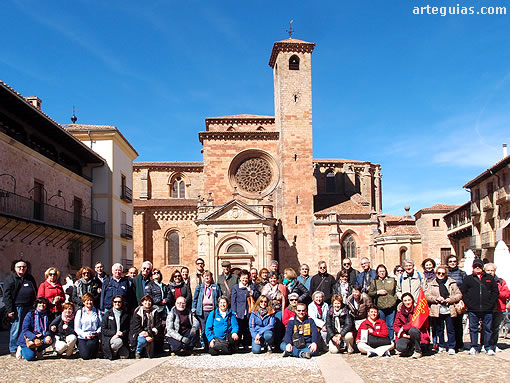Foto de familia frente a la catedral seguntina