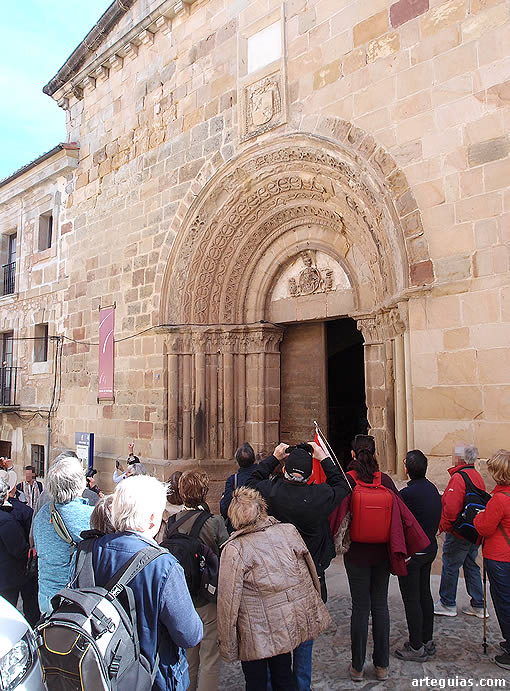 En la Calle Mayor, también visitamos la iglesia románica de Santiago