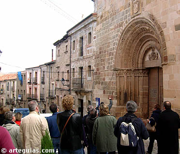 Frente a la puerta de la iglesia de Santiago