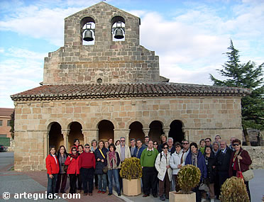 Fotografía del grupo delante de la iglesia de Saúca