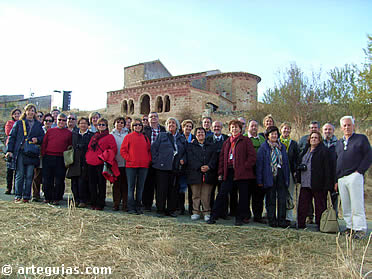 Posando junto a la iglesia de Jodra del Pinar