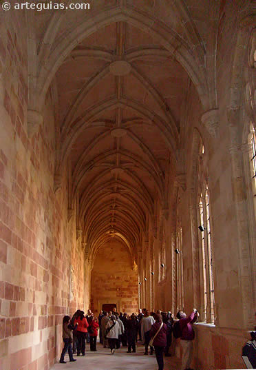 Visitamos las principales dependencias de la catedral, incluyendo el claustro gótico