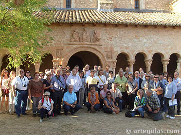 Imagen del grupo posando ante la galería de Villasayas