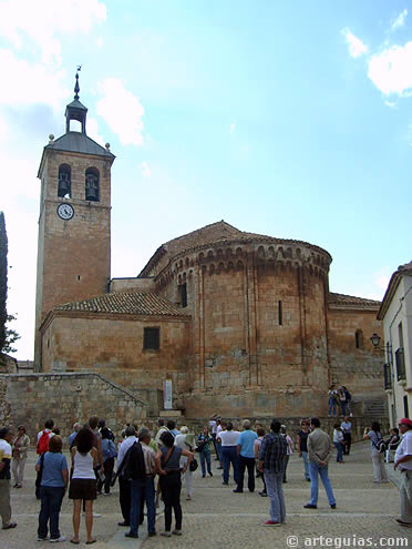 La monumental cabecera románica de la iglesia de Caltojar mereció numerosos elogios