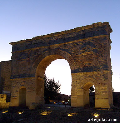 Pudimos contemplar la romántica estampa del Arco de Medinaceli al anochecer