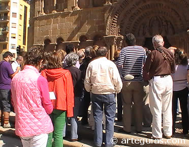 David de la Garma comentando las distintas escenas esculpidas en la puerta de Santo Domingo