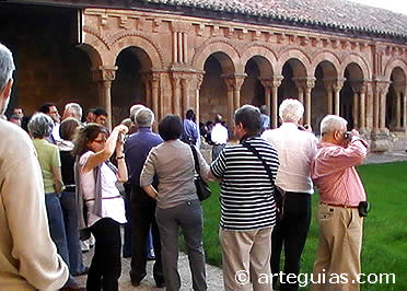 El grupo tomando fotografías del claustro de San Pedro al atardecer