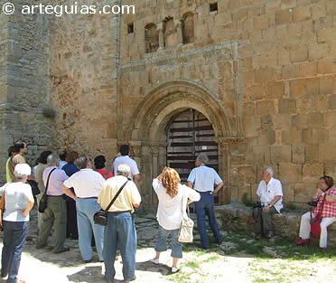 En la fachada de Santa María del Castillo de Calatañazor pudimos descubrir huellas de la alteración de la puerta románica