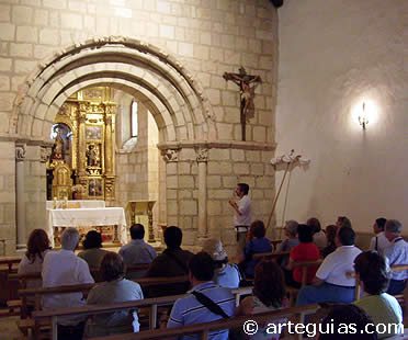 Admirando el curioso arco triunfal de esta iglesia