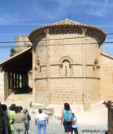 Visitando la iglesia de Castillejo de Robledo a primera hora de la mañana