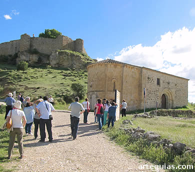 Llegada a Calatañazor: Ermita de la Soledad y las murallas de la villa medieval