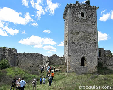 En el patio de armas del castillo de Ucero con la intención de visitar la torre del homenaje
