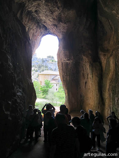 El momento más aclamado: la ermita vista desde la cueva contigua