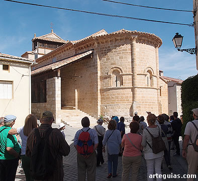 Llegada a la iglesia románica de Castillejo de Robledo