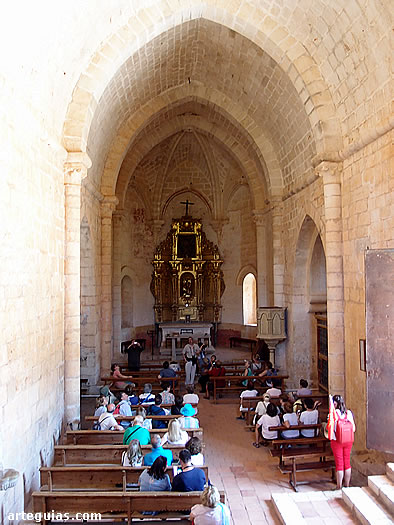 Explicaciones en el interior de San Bartolomé