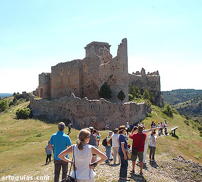 LLegada al cerro coronado por el castillo de Ucero