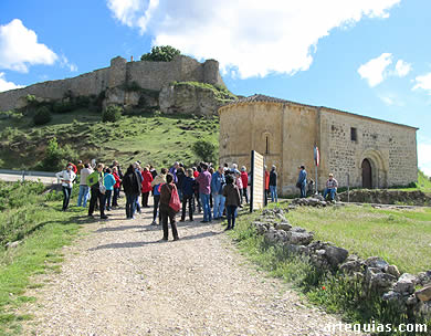 Llegada a Calatañazor: Ermita de la Soledad con las murallas al fondo