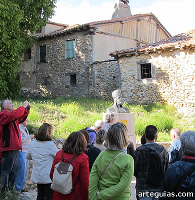 Junto al busto de Almanzor, explicando un resumen de la biografía del visir cordobés