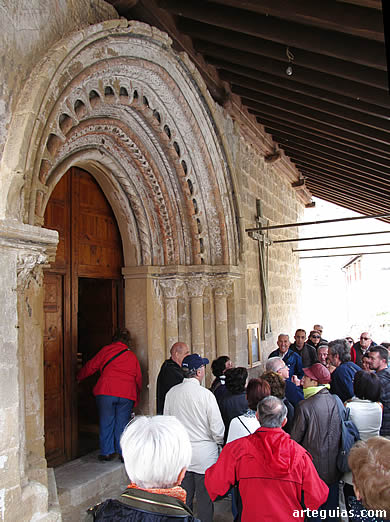 Explicaciones ante la puerta de la iglesia parroquial de Castillejo de Robledo