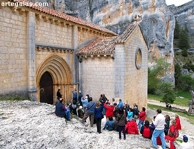 En la puerta de la ermita