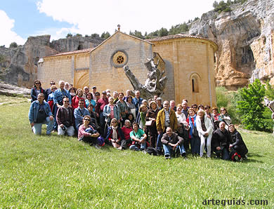 Imagen del grupo posando para la "Foto de familia" ante la preciosa Ermita de San Bartolomé del Cañón del Río Lobos