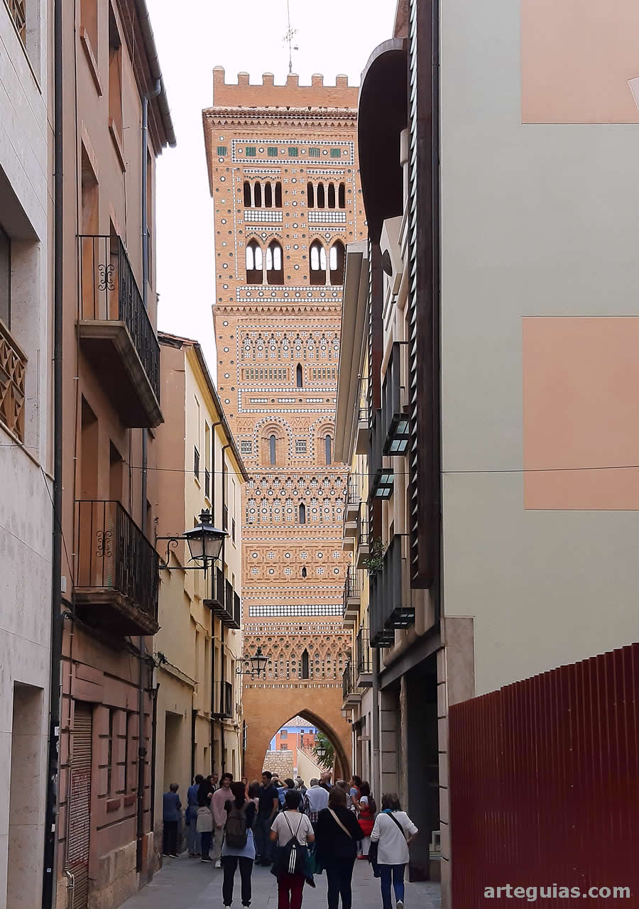 Camino de la torre mudéjar de San Martín
