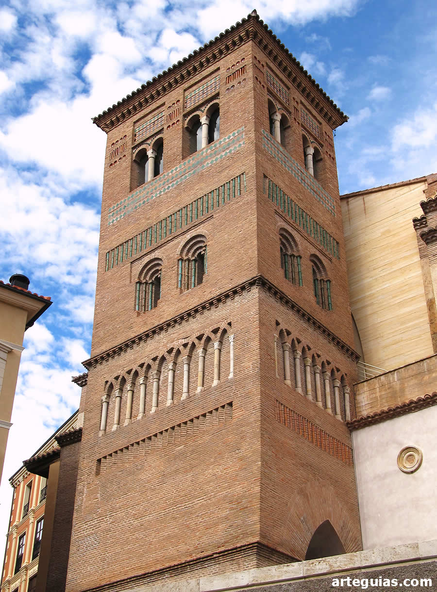 Al llegar a Teruel, después de la comida, disfrutamos de la torre mudéjar de San Pedro