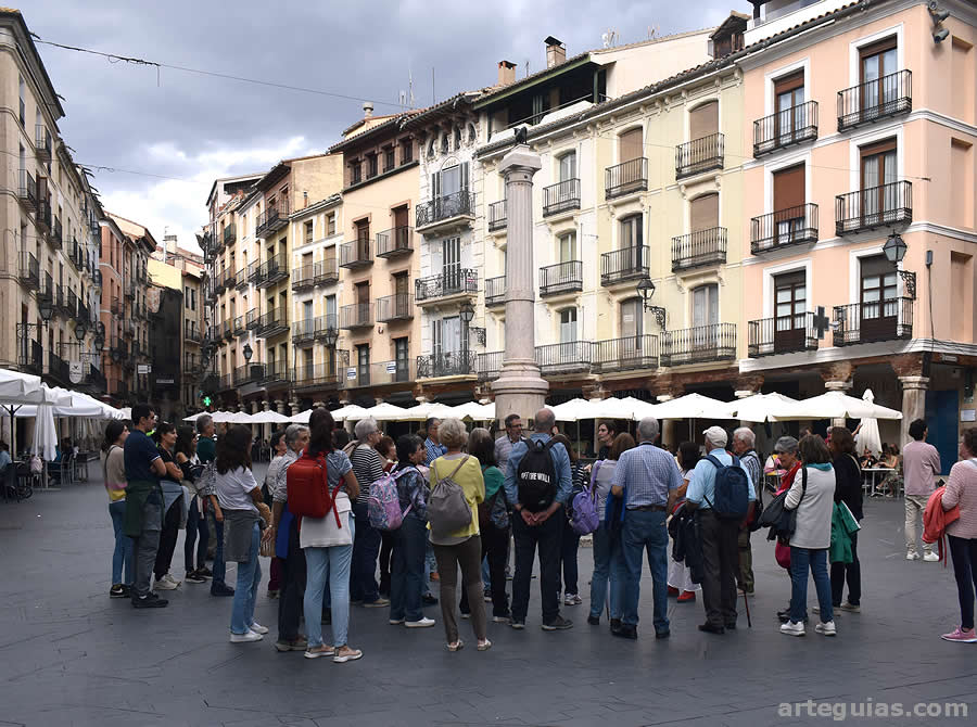 Explicaciones en la Plaza del Torico