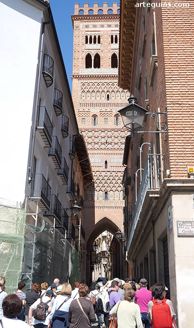 Llegada a la ciudad de Teruel. al fondo la torre de El Salvador