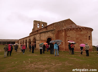 Analizando el exterior de la gran iglesia de Santa María de Tiermes