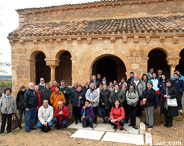 El grupo ante la iglesia románica de Aguilera