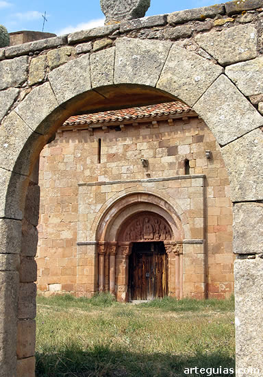 Atrio de la iglesia de Tozalmoro