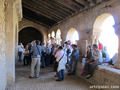 En el interior de la galería porticada de Omeñaca