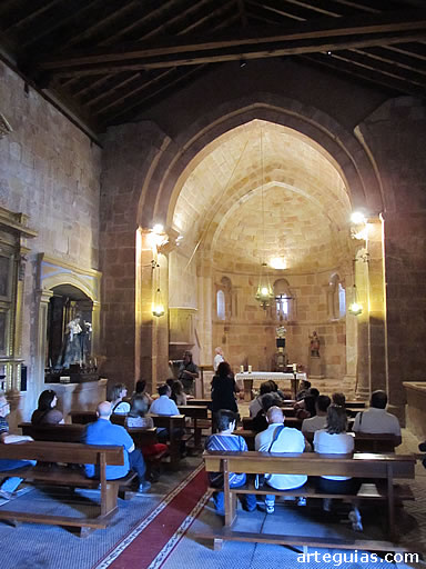 Explicaciones en el interior de la iglesia parroquial de Tozalmoro