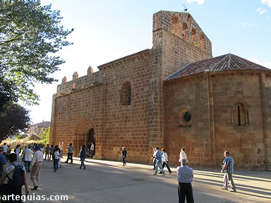 El grupo ante la iglesia de Fuensaúco