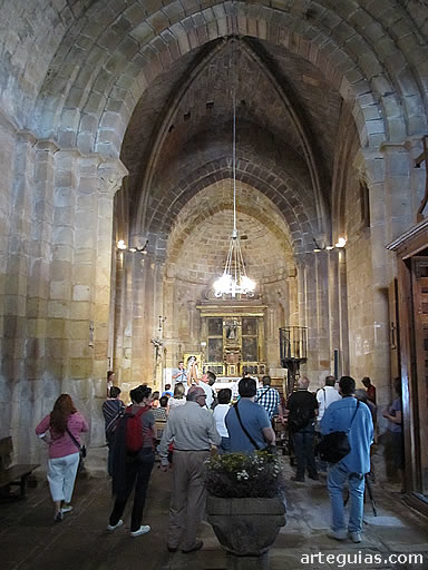 Admirando el interior abovedado de la iglesia de Fuensaúco, ultimo templo románico del viaje