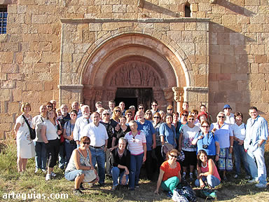 Foto del grupo delante de la puerta de la iglesia de Tozalmoro
